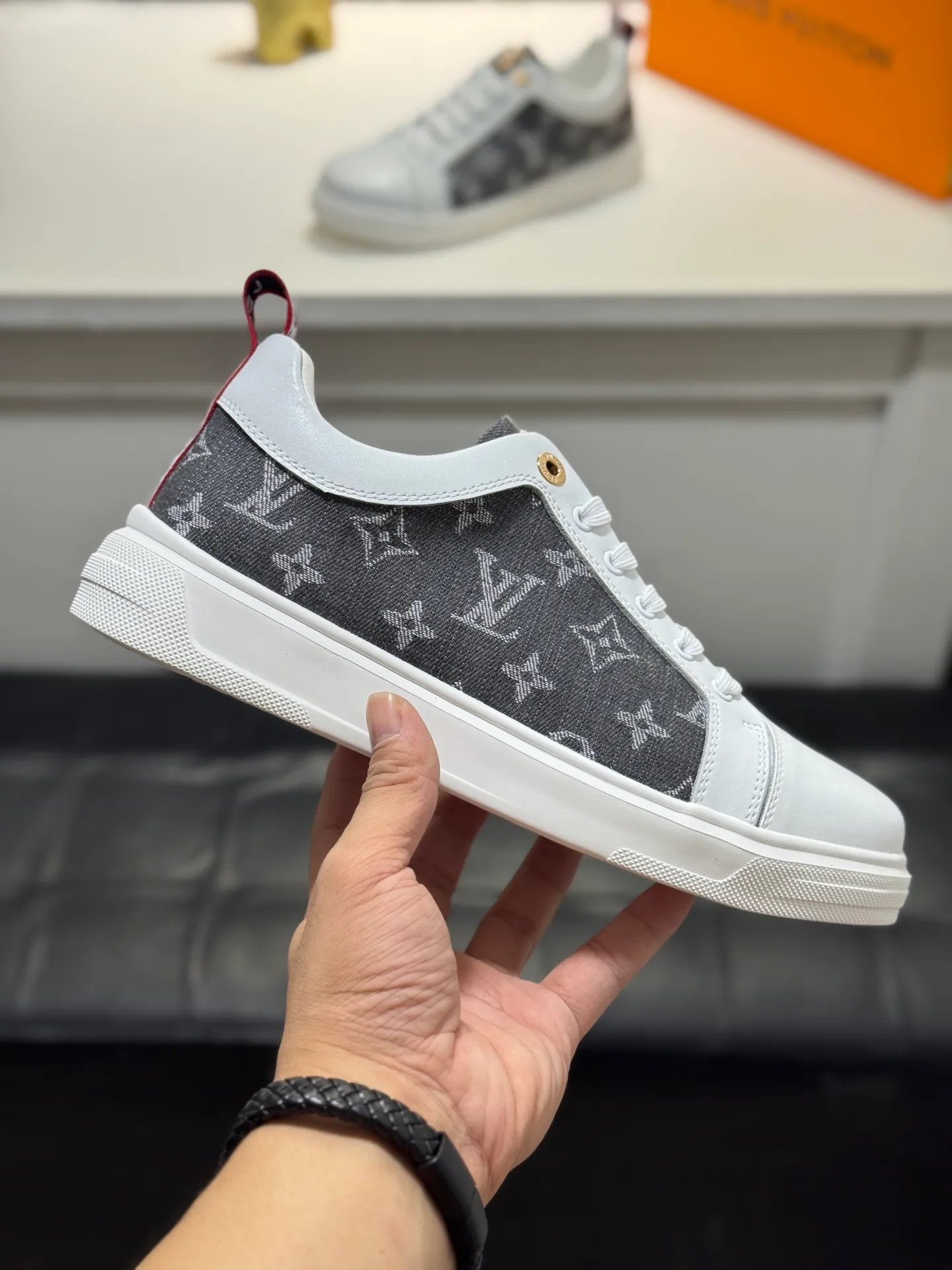 Men's shoes 💰400 [New model] 🌂🌂 Top quality original Louis Vuitton®️ Trendy and fashionable yet low-key men's casual shoes, LV cowhide embossed upper, comfortable and breathable, mesh lining, original rubber outsole, 2 colors available ~ a must-have for stylish men. Size: 38-44 (45 customized